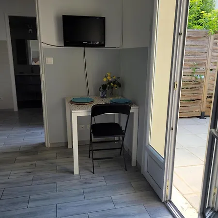 Petite Maison Avec Son Jardin Et Acces Independant A 14 Mn De Paris *