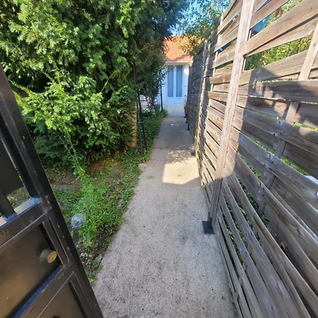 Appartement Petite Maison Avec Son Jardin Et Acces Independant A 14 Mn De Paris *